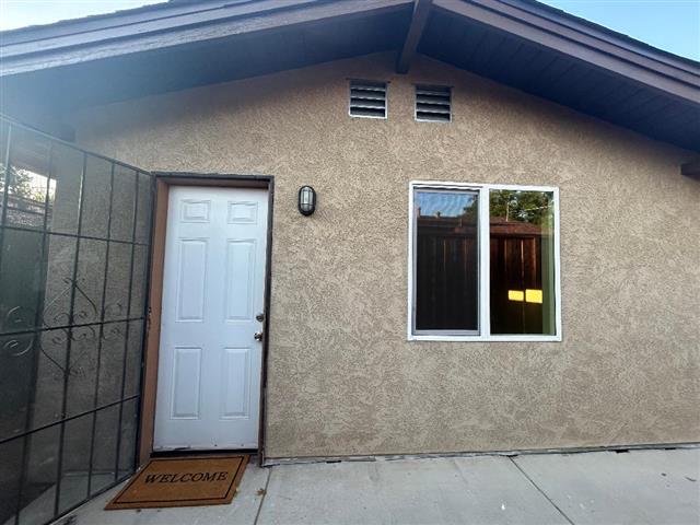 $2495 : Casa en buena Area! image 2