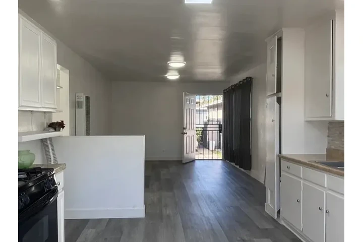 $1450 : HOUSE RENT IN Paramount, CA image 1