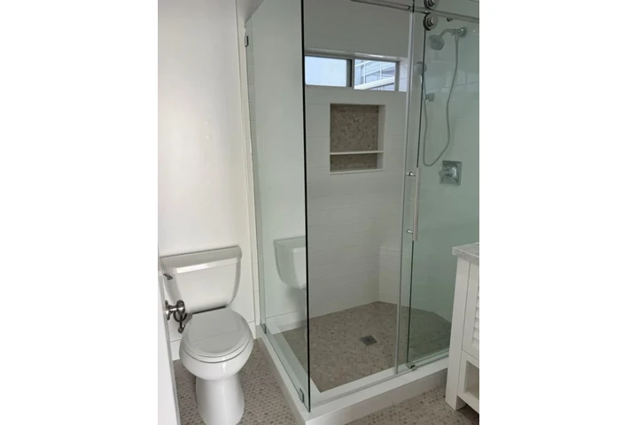 $2000 : Spacious 2 Bed House in LA image 8