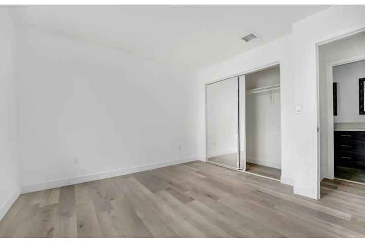 $1500 : 1 Bedroom Apt in South Gate image 4