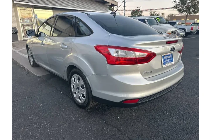 2012 Focus SE image 6