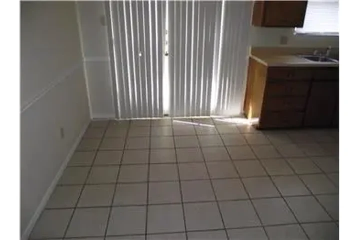 $850 : Rental property with 2 bedro image 8