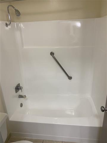 Professional bathtub refinish image 2