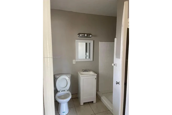 $800 : Nice Home...Miami FL image 5