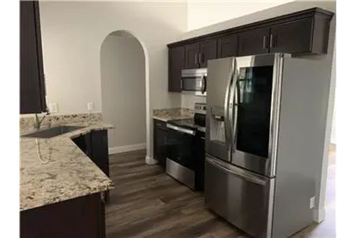 $2400 : Rental property with 3 bedro image 2