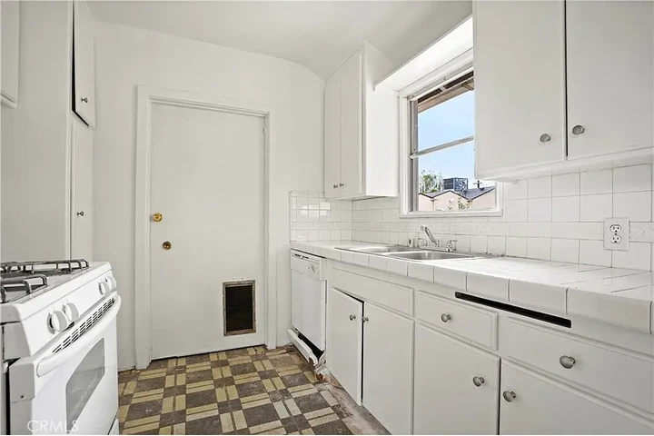 $1150 : 6701 Matilija Ave, Van Nuys, C image 5