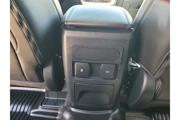 $30015 : Ford Explorer 2023 AWD XLT 4 image 2