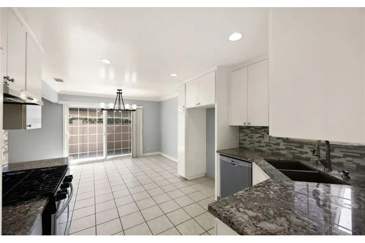 $2000 : 2 Bedroom House in Los Angeles image 3