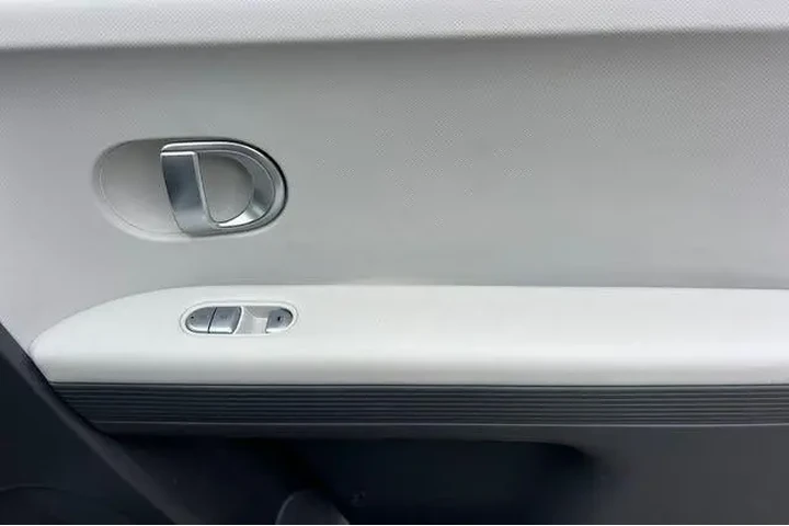 $21990 : Hyundai IONIQ 5 2023 SE 4dr image 8