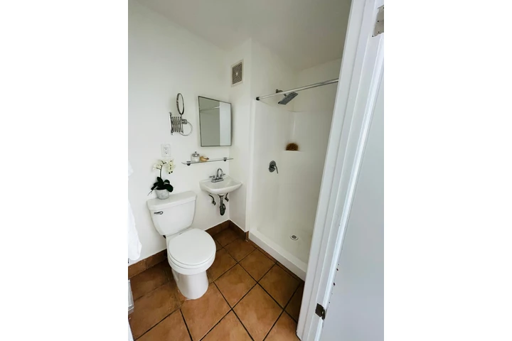 $1325 : ¡ESTUDIO RECIÉN RENOVADO, A PO image 5