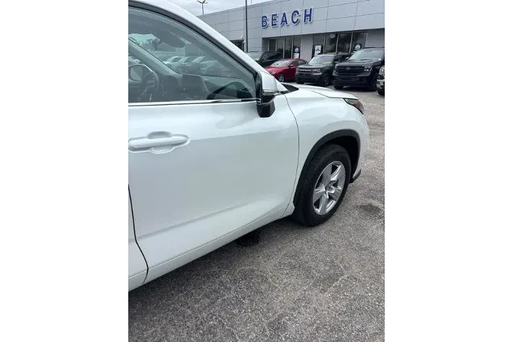 $34840 : Toyota Highlander 2023 LE 4d image 10