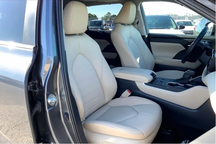 $37989 : Toyota Highlander 2023 L 4dr image 8