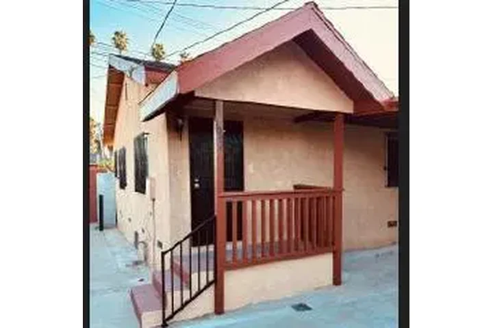 L.A./ 90037  SE RENTA CASA image 4