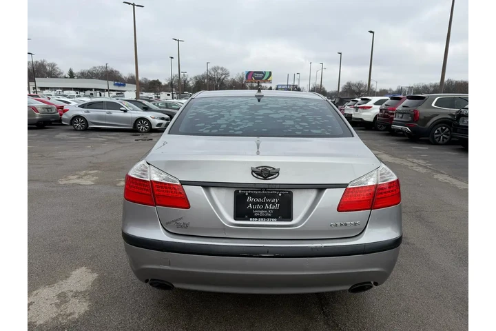 2011 Genesis 4dr Sdn V6 image 3