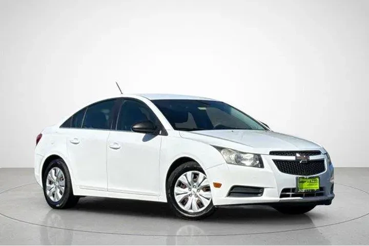 $7588 : Chevrolet Cruze 2012 LS 4dr image 2