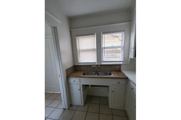 $1950 : Apartment/ Duplex for rent image 4