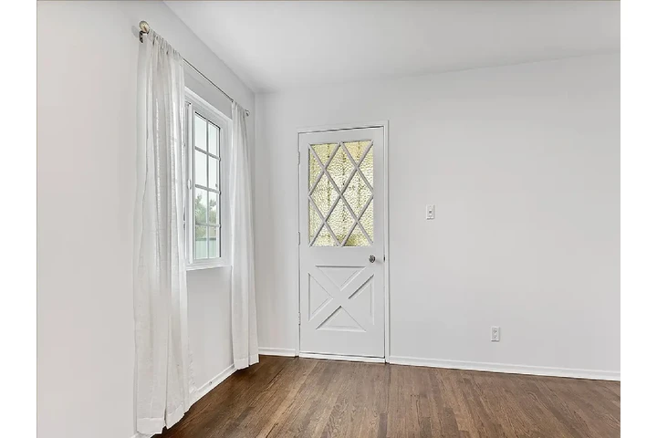 $1050 : freshly updated 3 bath home image 2