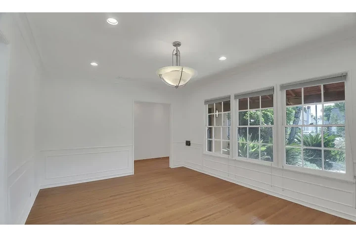 $2700 : HOME WITH CAT AND DOG image 1