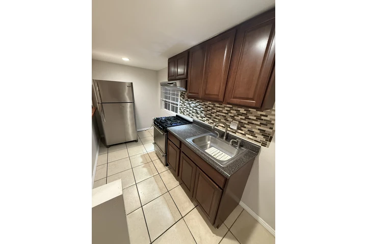 $1850 : Estudio. image 6