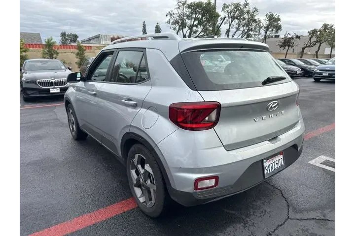 $18900 : Hyundai VENUE 2023 SEL 4dr C image 2