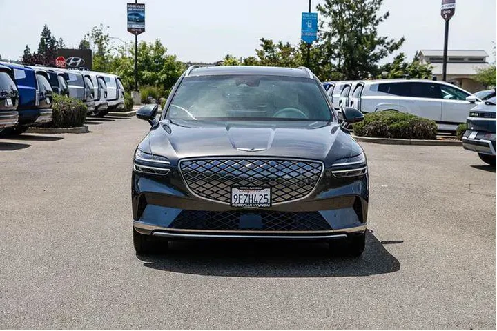 $37798 : Genesis Electrified GV70 202 image 7