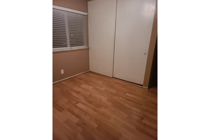 $1150 : Rento cuarto image 2