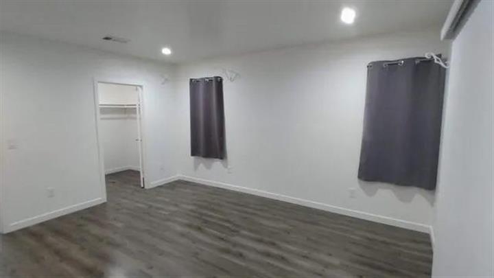 $1500 : Spacious 3-bedroom 2-bathroom image 9