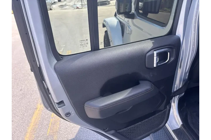 $29994 : Jeep Gladiator 2022 4x4 High image 7