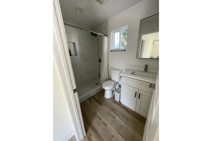 $750 : Rent 1Bed/1Bath  in Glendale image 3