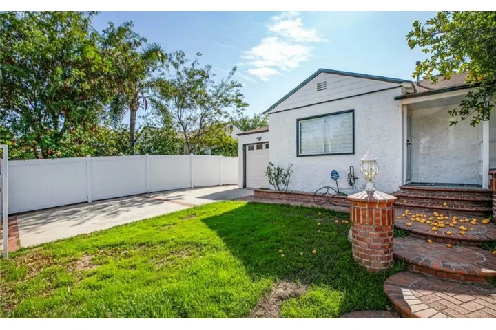 $2050 : 2 Bed 2 Bath Home In south LA image 2