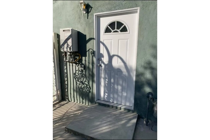 $1800 : Apt de Renta ADU 1 rec 1 bano image 2