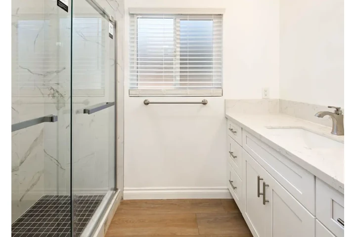 $2100 : Spacious 2 Bedroom House in LA image 8