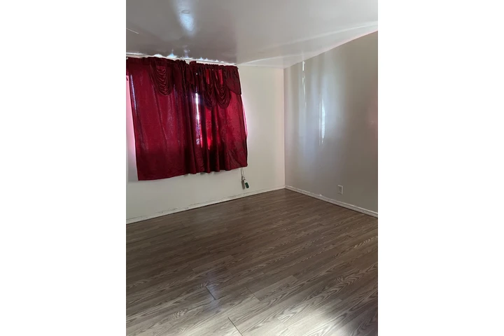 $1 : Cuarto de renta image 2