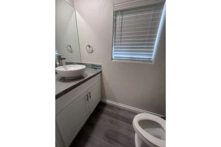 $3300 : CASA DE 2 PISOS CON ALBERCA image 3