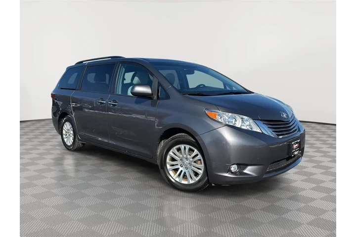 $19489 : 2017 Sienna XLE 8-Passenger image 1
