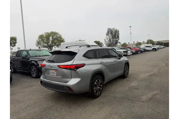 $27900 : Toyota Highlander 2021 XLE 4 image 3