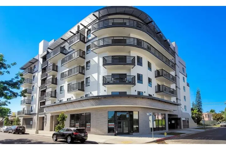 $2687 : 2bed apartment in LA image 1