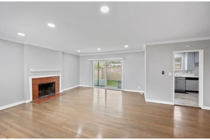 $2500 : 3Bedroom Home in S Vermont Ave image 3