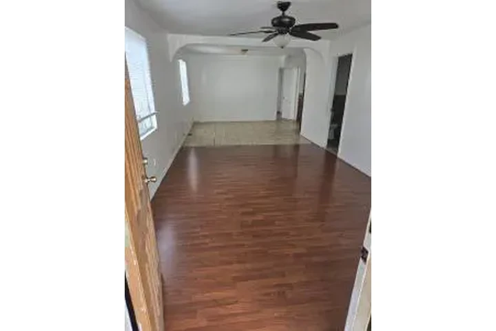 SE RENTA CASA DE ENFRENTE image 4