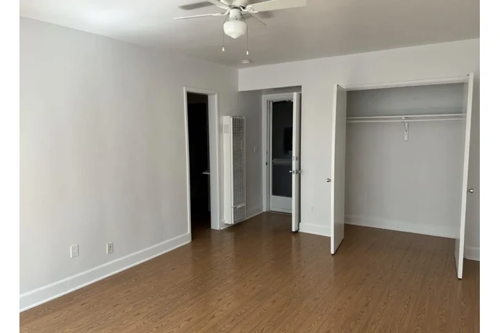 $1950 : 2 Bed Apt with parking in LA image 6