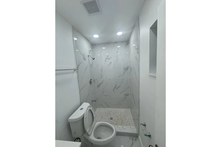 $3000 : RENTO CASA RECIEN REMODELADA. image 5