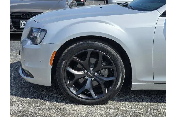 $21991 : Chrysler 300 2021 S V6 4dr S image 5
