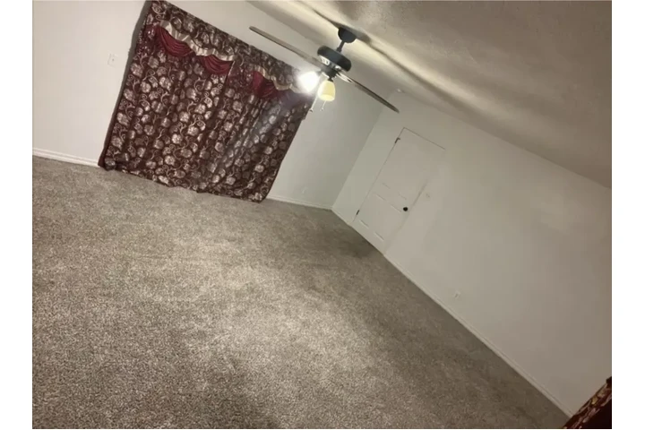 $1500 : Single en Compton image 1