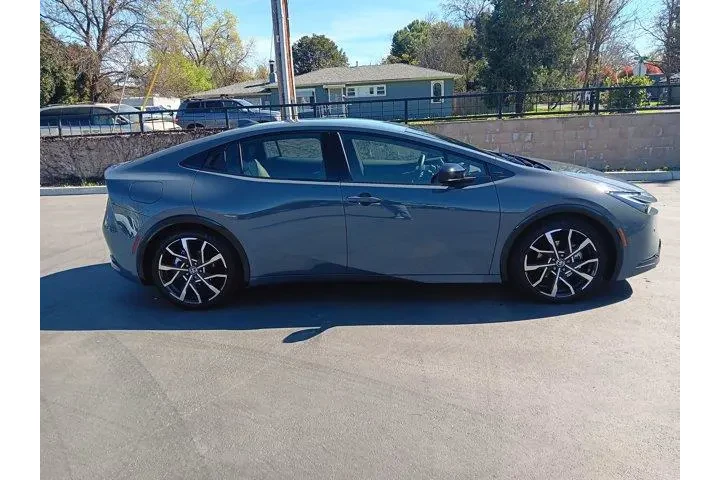 $34995 : Toyota Prius Plug-in Hybrid image 3