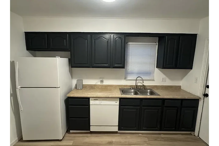 $1850 : This 2 Bedroom 1 Bathroom Dwel image 7