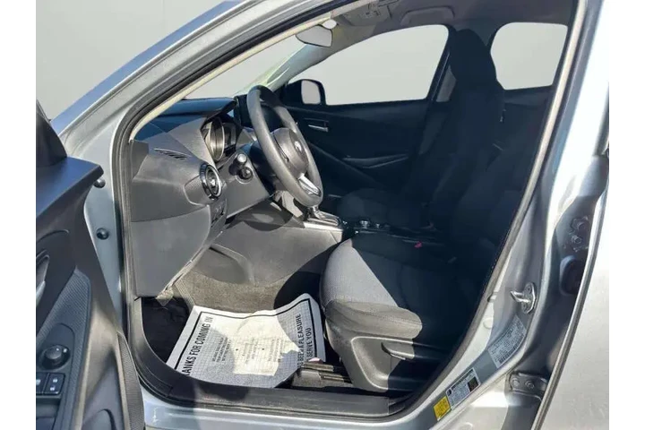 $10900 : 2019 Yaris LE image 9