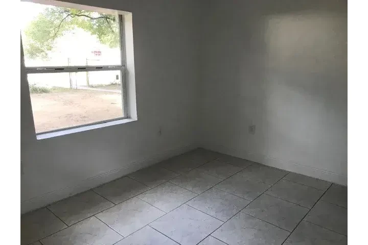 $1950 : 3 bed 2 bath available image 2