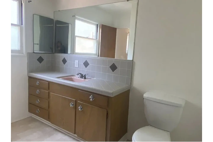 $1250 : 3 baños, 2 con azulejos image 1