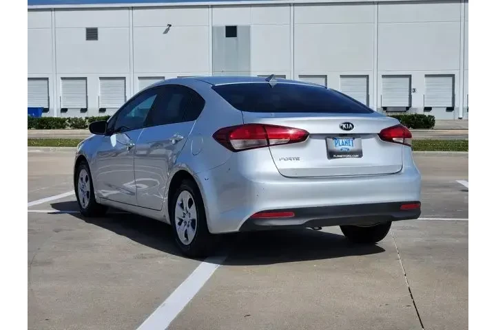 $10806 : Kia Forte 2017 S 4dr Sedan image 7
