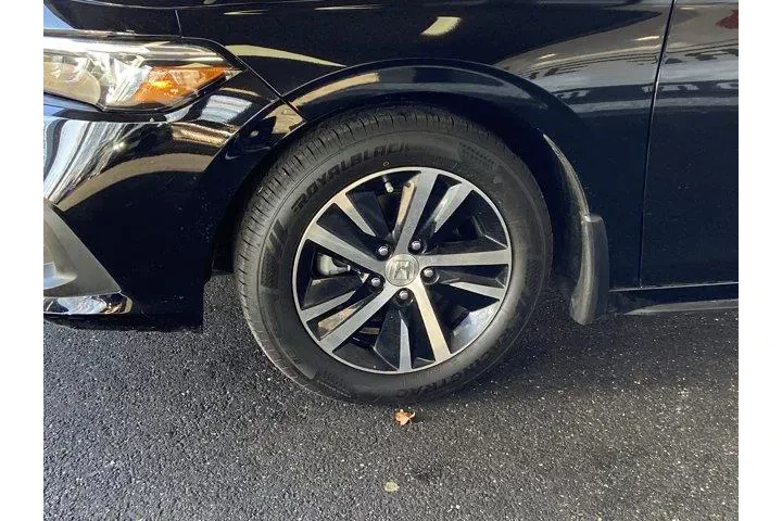 $19869 : Honda Civic 2024 LX 4dr Hatc image 9